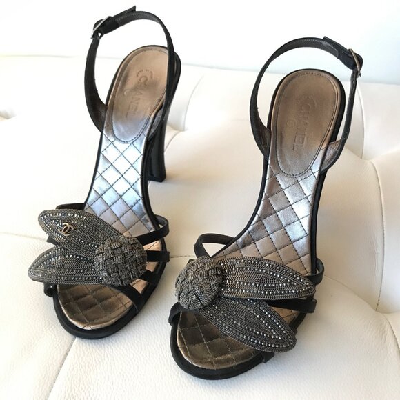 CHANEL BLACK SATIN SLINGBACKS CC LOGO CAMELLIA PETALS 38.5 CHAIN STRASS WEDDING - Picture 4 of 16